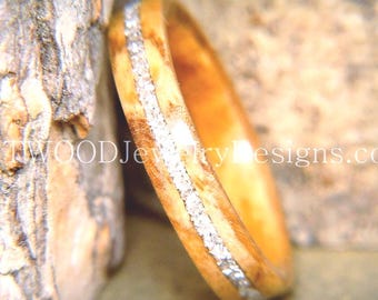 Anillo de madera curvada con olivo de Belén e incrustaciones de cristal plateado