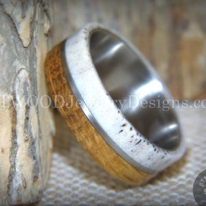 Bague en bois cintré - « The Huntsman » Antler Tennessee Whiskey Barrel Oak titane, incrustations et noyau