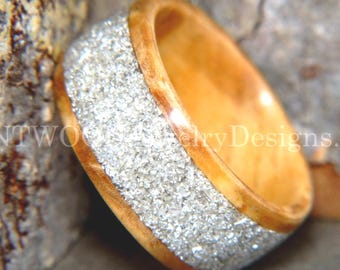 Anillo de madera curvada con olivo de Belén y incrustación ancha de vidrio plateado
