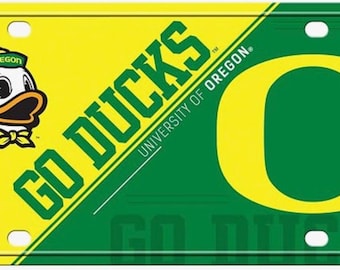 University of Oregon GO DUCKS Handmade Novelty Bird Feeder with License Plate Roof