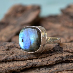 Labradorite Gemstone Ring -925 Sterling Silver Bold Ring -Fire Gemstone Ring Jewelry -Unique Designer Ring -Cushion Cab Labradorite Ring