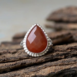 Roter Onyx Ring, 925 Sterling Silber Ring, Lünette Set Split Band Ring, Pear Cut Red Onyx Edelstein Ring, Geburtsstein Geschenk Ring, Perfekte Geschenkidee