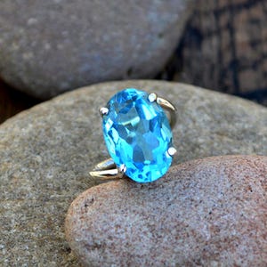 Blauquarz Ring, feiner Qualität Checker Cut Cut Oval Form Quarz Handgemachter Birthstone Geschenkring, Blauquarz, Prong Set Stilvoller Geschenkring