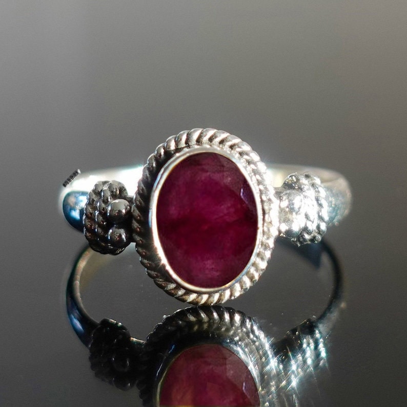 天然ルビースターリングシルバーリング：オーバルファセットカット7月