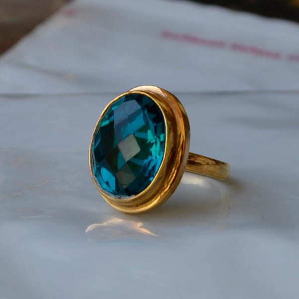 Anillo de cuarzo azul neón cortado por damas, anillo de oro amarillo de plata esterlina, anillo de cuarzo, anillo de regalo único, anillo de cuarzo azul, anillo audaz de oro amarillo