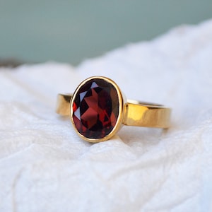2 Carat garnet (Mozambique) faceted gold ring, 14K yellow gold garnet ring, Natural garnet, romantic gift ring, gold ring, Wedding gift ring