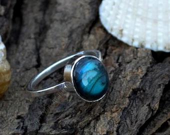 Handgjord labradoritring i sterlingsilver: Oval ädelsten, smycke med födelsesten