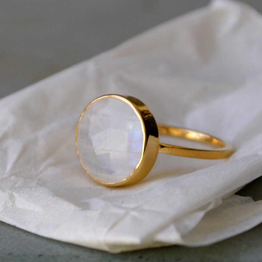 Bague En Or Jaune 14 Carats Avec Une Magnifique Pierre De Lune Arc-en-ciel Naturelle Et 4 Diamants