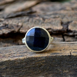 Ring i rå blå safir: Rutig slipning, armband i sterlingsilver