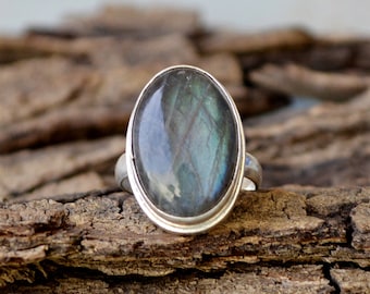 Oval Cabochon Labradoritring: Hantverksmässiga Statement-smycken i sterlingsilver