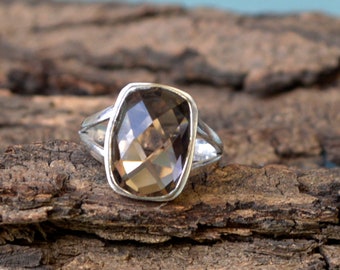 Anillo de cuarzo ahumado con corte cojín: Piedra de nacimiento de plata de ley engastada en bisel