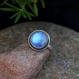 Bague pierre de lune arc-en-ciel, bague pierre de lune de créateur, bague en argent sterling, bague pierre de lune en or jaune, bague cadeau pierre de naissance juin, cadeau pour l&#39;amour