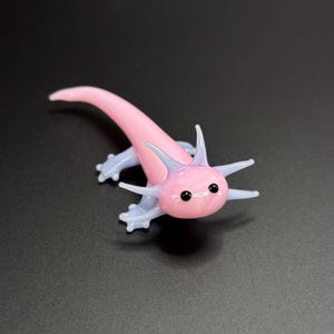 Adorable Glass Axolotl Sculpture – Cotton Candy Colors, Miniature Mud Puppy, Desk Friend, Aquarium Art, Small Figurine