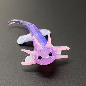 Sculpture en verre bébé axolotl - chiot de boue violet - ami de bureau - art d'aquarium - petite figurine - petit axolotl mignon adorable chibi