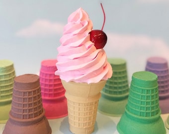 Helado falso: Helado suave rosa con cereza, CONO plano con VARIEDAD DE COLORES