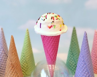 Gelato finto: una pallina di vaniglia con granella, cono di cialda di zucchero a scelta tra diverse colorazioni.