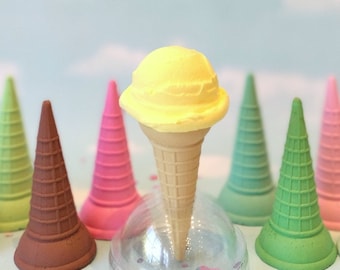 Gelato finto: una pallina gialla, cono alto a scelta
