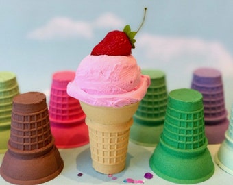 Gelato finto: una pallina rosa con fragola, cono piatto a scelta.