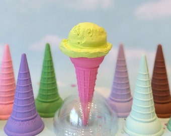 Gelato finto: una pallina al lime, cono alto a scelta.