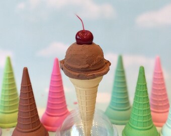 Gelato finto: cono alto, colore a scelta, una pallina di cioccolato con ciliegia