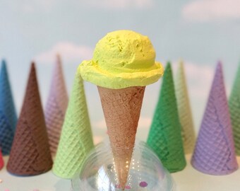 Gelato finto: una pallina al lime, cono di cialda di zucchero a scelta