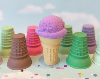 Gelato finto: una pallina viola, cono piatto a scelta