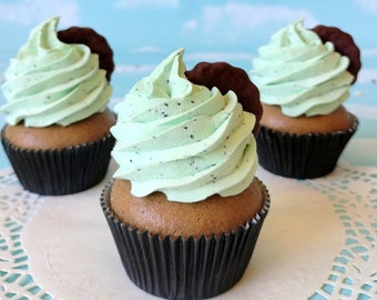 Gefälschte Cupcake ONE Schokoladen-Minz-Cookie Realistische Lebensmittel Requisite Küchendisplay