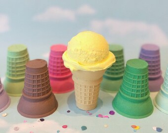 Gelato finto: una pallina gialla, cono piatto a scelta