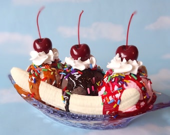 Finto gelato alla banana split Accessorio per alimenti finti Cioccolato, fragola, caramello e confettini 1
