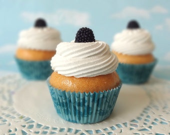 Fake Cupcake Handgemachte Brombeeren und Sahne Faux Gourmet Realistische Food Prop SINGLE