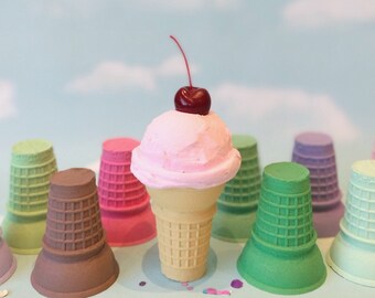 Decorazione di scena arancione cono gelato finto in cialda di zucchero a scelta colore gelato morbido vortice - Italia