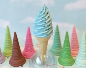 Helado falso: Helado suave azul, decoración de cono alto con opción de color.