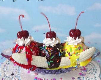 Gelato finto alla banana split, finto cibo, cioccolato, fragola, ananas e confettini 1