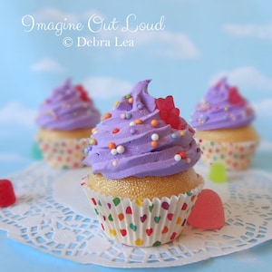 Fake Cupcake Faux Lila Süßigkeiten Gummibärchen Regenbogen Streusel EINZEL