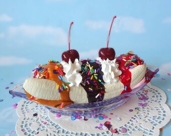 Gelato finto alla banana split, finto cibo, cioccolato, fragola, caramello e confettini 2
