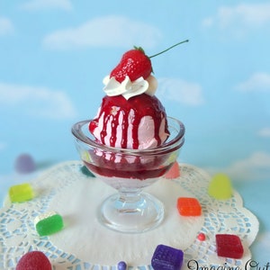 Helado falso Sundae grande de vainilla con salsa de fresa Accesorio de comida sintética