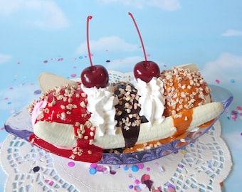 Finta gelato alla banana splittata, finto cibo, cioccolato, fragola, caramello e frutta a guscio 2