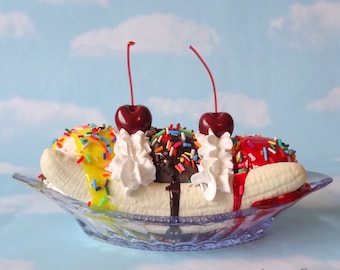 Gelato finto alla banana split, finto cibo, cioccolato, fragola, ananas e confettini 2