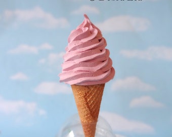 Fake Ice Cream Faux Soft Serve Swirl Realistische aardbei op suikerwafelkegel Prop