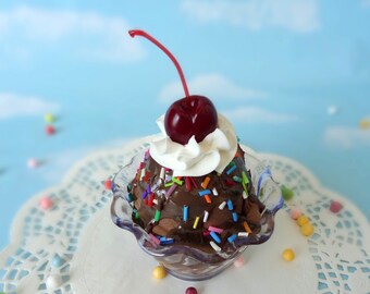 Sundae de helado falso, chocolate pequeño con chispas de arcoíris, accesorio de comida sintética