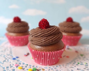 Gefälschte Cupcake Handgemachte French Swirl Himbeer und Schokolade Faux Gourmet Realistische Lebensmittel Requisite SINGLE