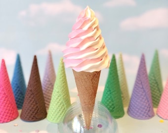 Cono de helado falso hecho a mano, gofre de azúcar, accesorio con remolino de fresa y vainilla