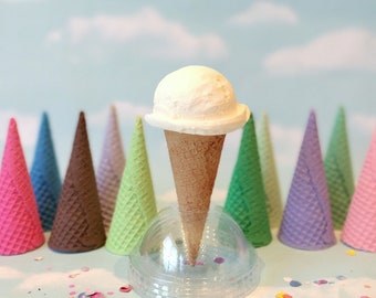 Gelato finto: una pallina di vaniglia, cono di cialda di zucchero a scelta tra diversi colori.