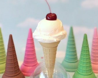 Gelato finto: una pallina di vaniglia con ciliegia, cono alto a scelta.