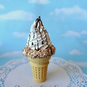 Lody w kształcie lodów w kształcie lodów w wafelku z lodami w kształcie czekolady i wanilii z orzechami, ręcznie robiony rekwizyt