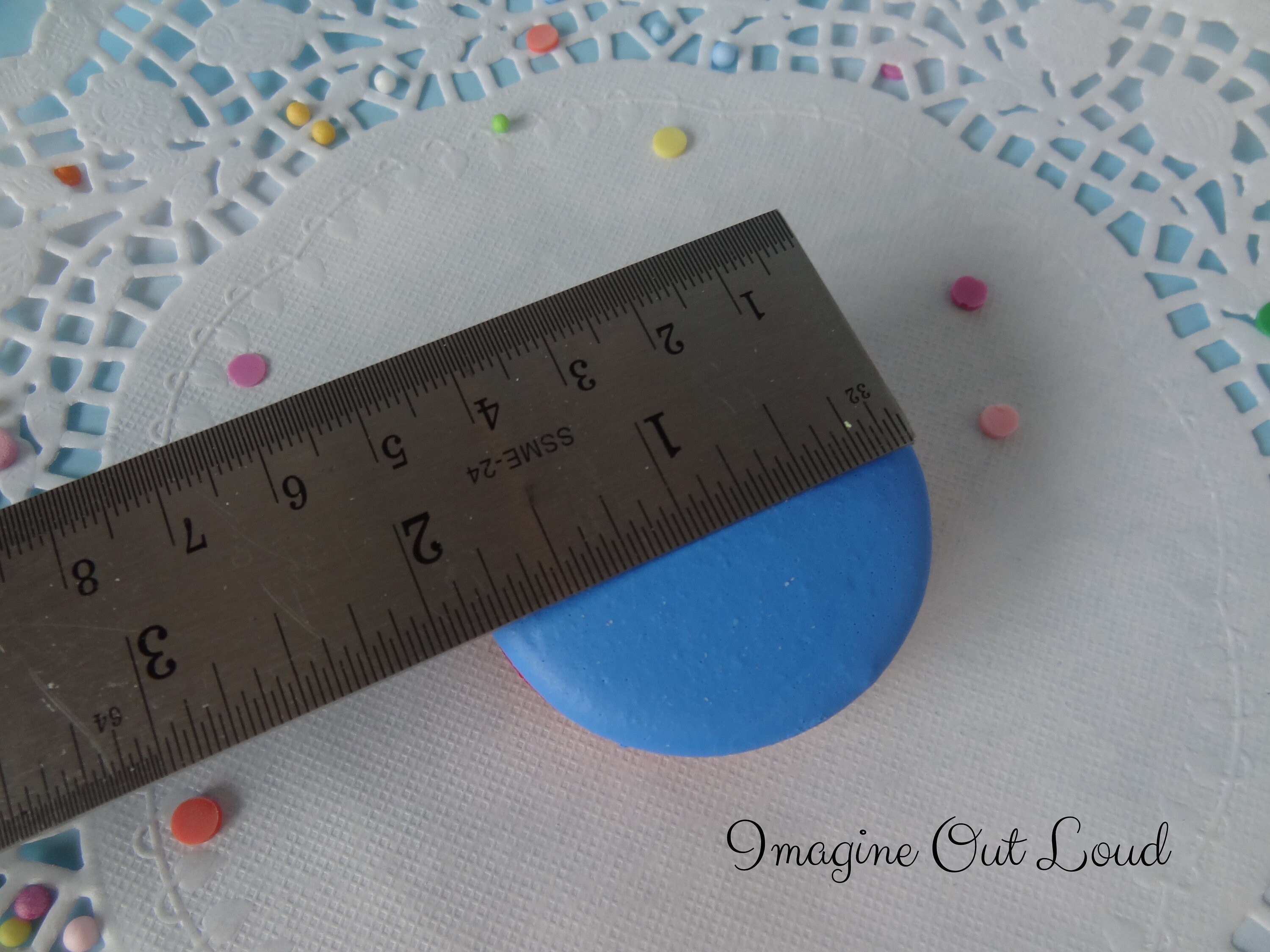 6 Faux Macarons PU Doux – 2x2x1 Pouces – Simulation, Déco, Photo – Couleurs Assorties – Non Toxique – À Usage Décoratif Uniquement