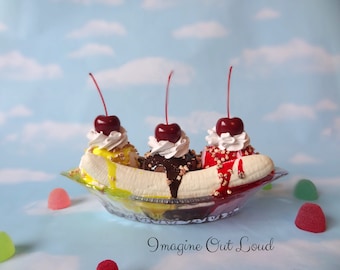 Finto gelato alla banana split Cibo finto Cioccolato, fragola, ananas e noci 1