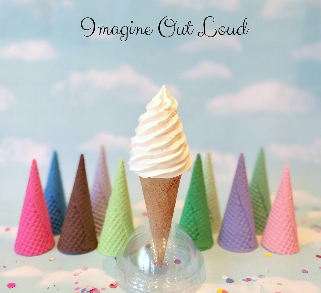 Stupell Industries タビーキャット アイスクリームスクープ デザートワッフルコーン ココ・デ・パリデザイン 偽のアイスクリームバニラ ソフトクリーム渦巻きと偽の砂糖ワッフルコーン小道具 - Etsy 日本, image size:1080x986