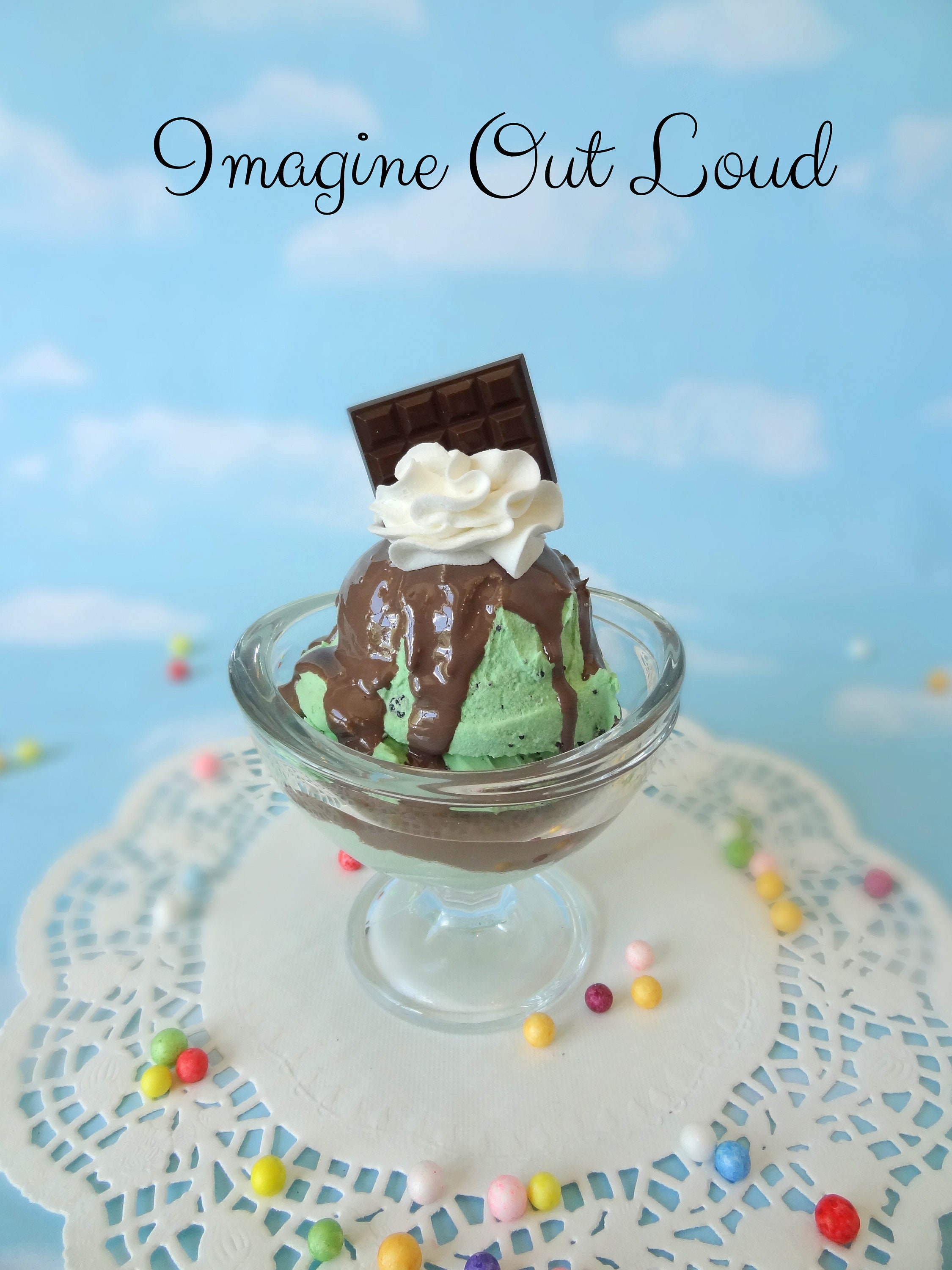 偽アイスクリームサンデー 大きなミントチップとチョコレート