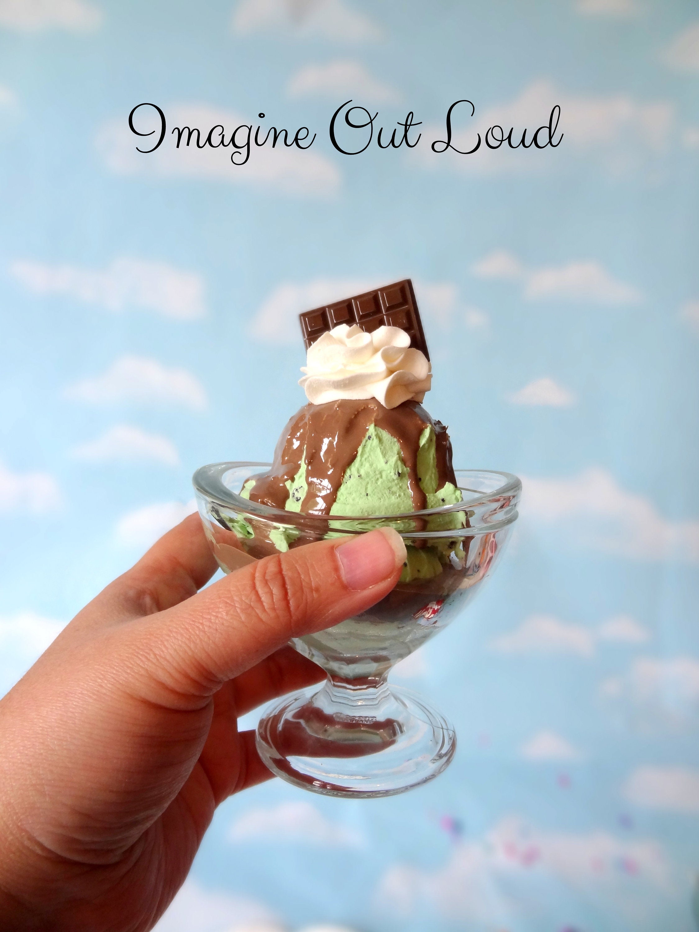 偽アイスクリームサンデー 大きなミントチップとチョコレート
